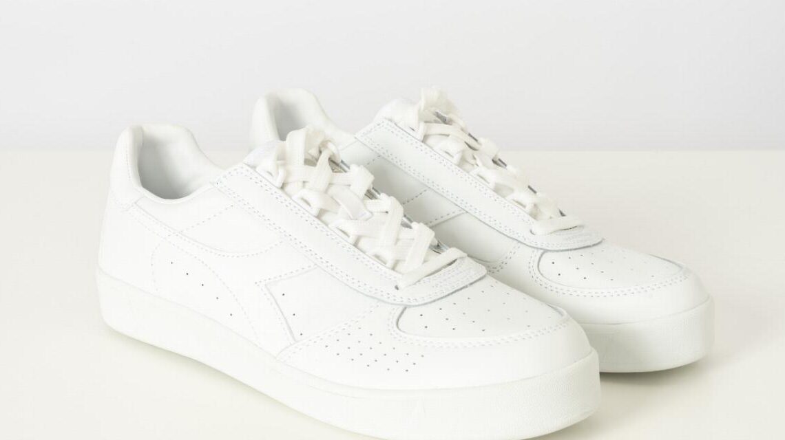 Un style professionnel revisité : les baskets blanches en cuir au service du bien-être au travail