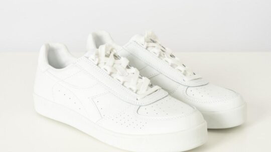 Un style professionnel revisité : les baskets blanches en cuir au service du bien-être au travail
